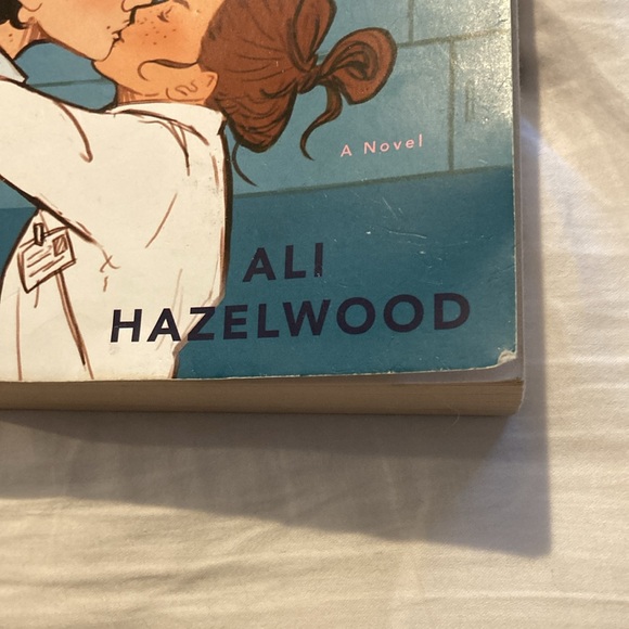 Book: The Love Hypothesis by Ali Hazelwood - Picture 3 of 7